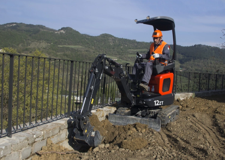 Minikoparka Eurocomach 12 ZT - silnik Kubota.jpg