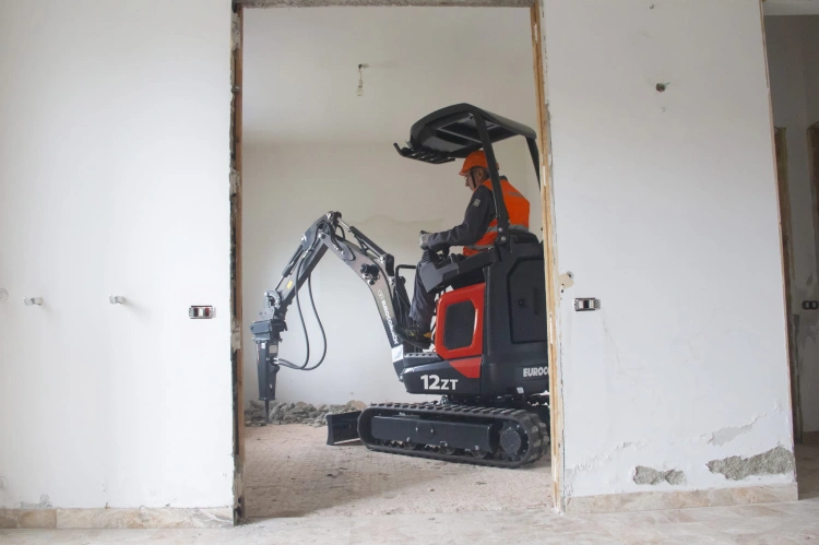 Minikoparka Eurocomach 12 ZT - silnik Kubota.jpg