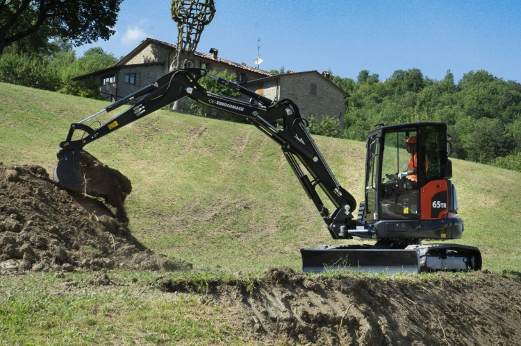 Koparka Eurocomach 65 TR - silnik Kubota.jpg