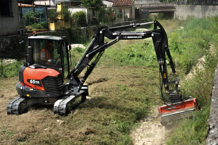 Koparka Eurocomach 65 TR - silnik Kubota.jpg