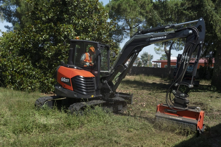 Koparka Eurocomach 60 ZT - silnik Kubota.jpg