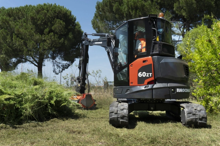 Koparka Eurocomach 60 ZT - silnik Kubota.jpg