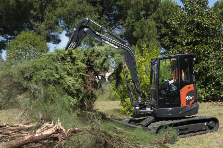Koparka Eurocomach 60 ZT - silnik Kubota.jpg