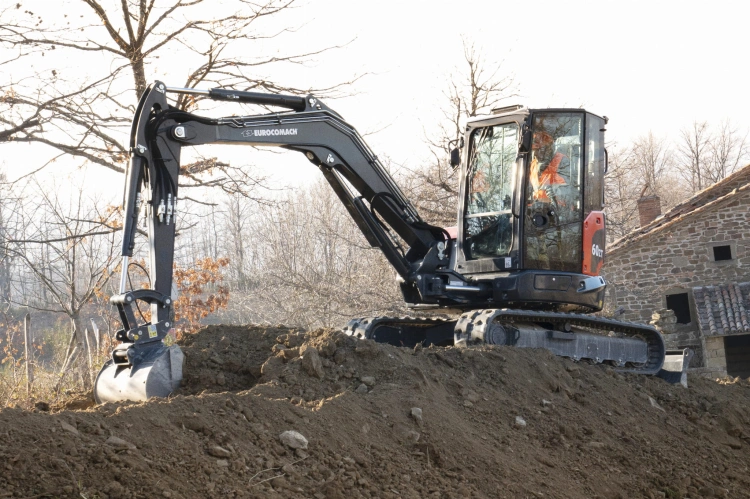 Koparka Eurocomach 60 ZT - silnik Kubota.jpg